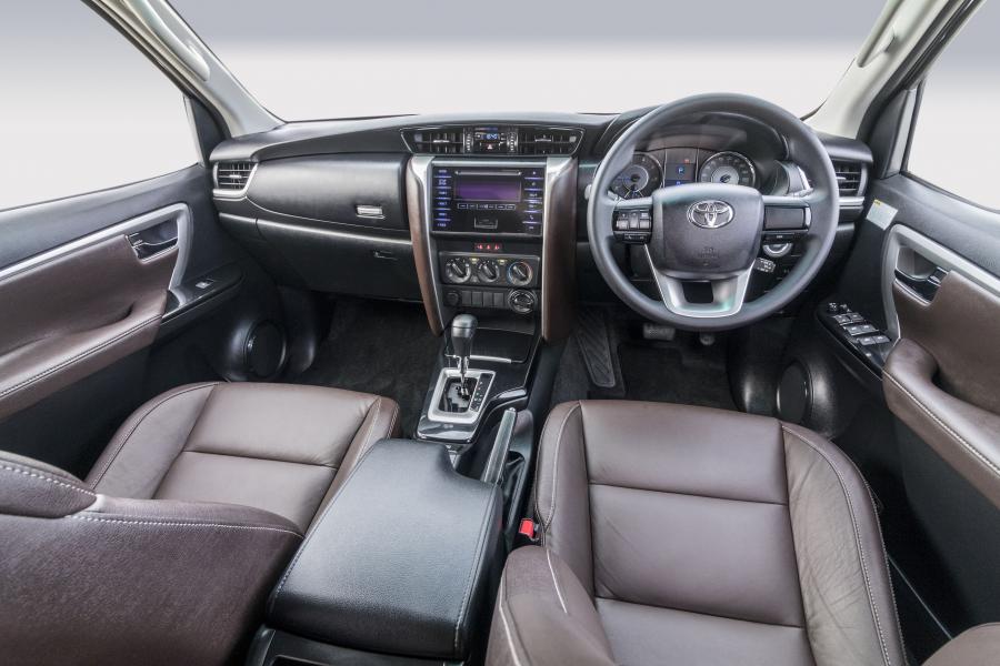 Торпедо Toyota Fortuner (AN160) 2016 года  (ZA) (фото 6 из 40)